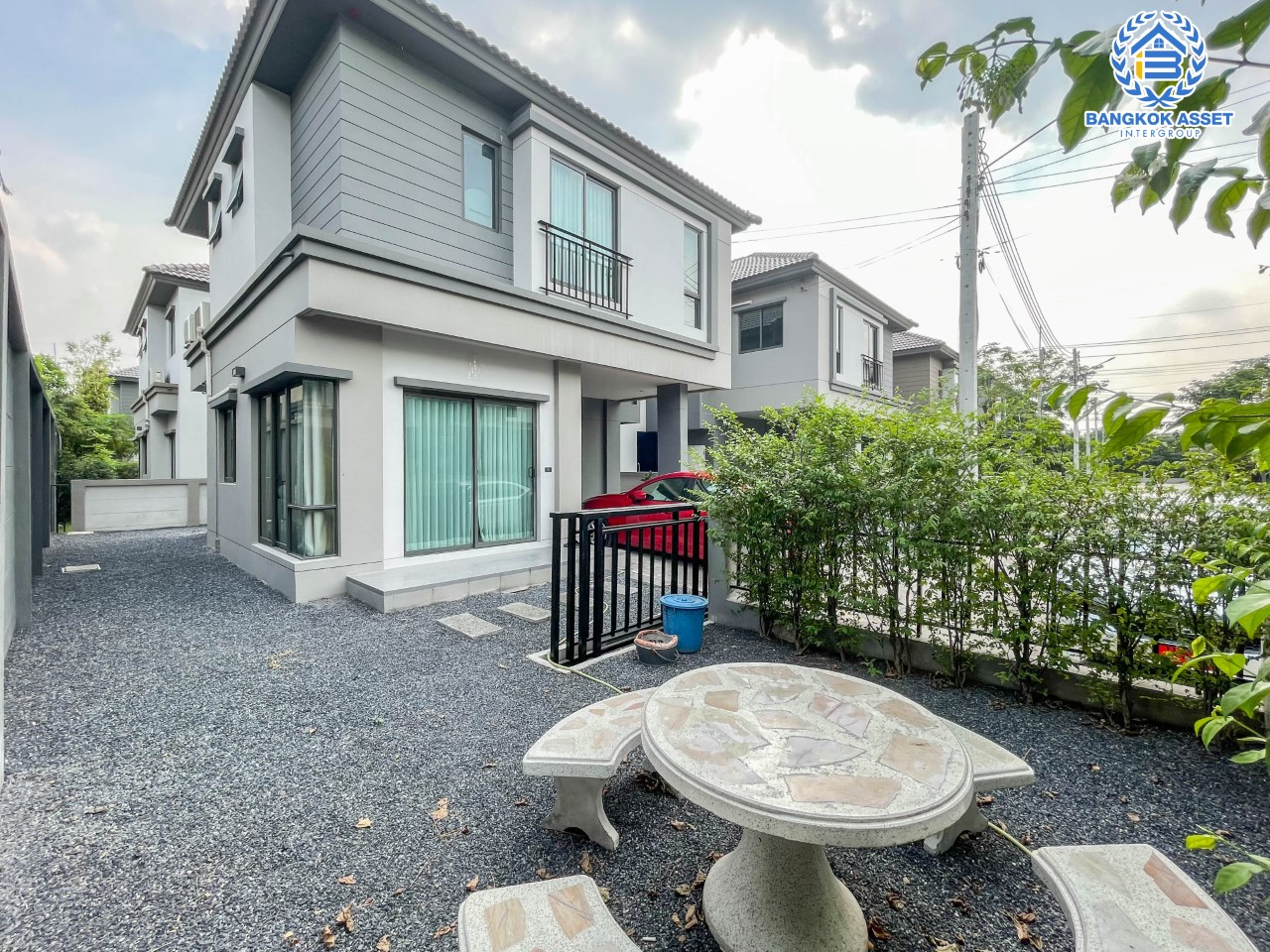 *****บ้านแฝดมือสอง ม.เวนิว ติวานนท์-รังสิต หลังมุม เนื้อที่ 43.5 ตร.ว. บ้านสวยตกแต่งพร้อมอยู่ ฟังก์ชัน 3 ห้องนอน 3 ห้องน้ำ จอดรถได้ 2 คัน แถมเครื่องปรับอากาศ 3 เครื่อง ต่อเติมบิ้วท์อินครัวเคาน์เตอร์พร้อมใช้งาน ทำเลดี ใกล้รถไฟฟ้าสายสีแดง "สถานีรังสิต", ทางด่วน "ศรีสมาน" และ "ศรีรัช"